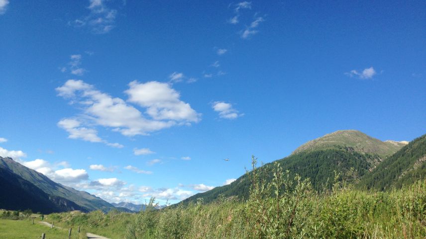 Das Engadin verlassen? Aber bitte nur für kurze Zeit - genau wie das kleine Flugzeug, das sich auf diesem Foto versteckt... Bild: Carla Sabato