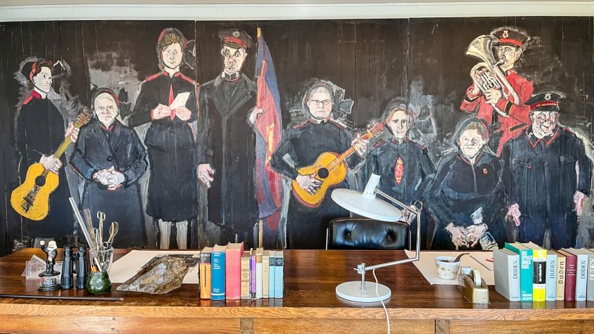 Das Bild "Die Heilsarmee" von Dürrenmatts Freund Varlin, alias Willy Guggenheim, ziert das ehemalige Arbeitszimmer von Friedrich Dürrenmatt. Foto: Jon Duschletta
