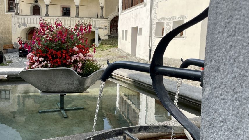 Klares Brunnen- und Mineralwasser gibt es in Scuol an jedem Dorfplatz. Foto: Fadrina Hofmann