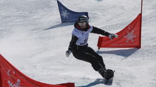 Larissa Gasser an den Juniorenweltmeisterschaften in Erzurum (TUR) auf dem Weg zum 23. Rang im Parallel-Slalom. Am Sonntag startet sie an den Schweizermeisterschaften im Parallel-Riesenslalom auf Furtschellas, Griatletsch.