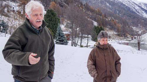 Steivan Müller und seine Tochter, Geschäftsführerin der Giardinaria Müller SA, Elisa Bonorand-Müller, stehen auf dem Landstrich, welcher durch den Bau der Umfahrung zerstört würde. Sie kämpfen nicht gegen eine Umfahrung, aber für den Erhalt ihrer Existenz