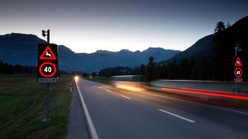 Wildwarnanlage an der Berninastrasse bei Pontresina, Foto: Elektro Koller AG/Claudio Gotsch