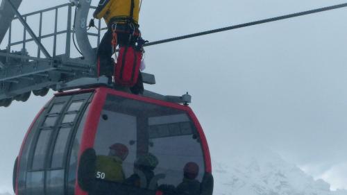 Il specialist pel salvamaint RHS sün üna da las cabinas as sgüra e driva lura las portas per entrar e preparar ils passagers per l’evacuaziun (fotografia: Flurin Andry).