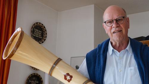 Am Sonntag steht dem Alphornisten Hansruedi Strahm ein ganz spezielles Ereignis bevor. Zusammen mit einer klassischen Besetzung spielt er ein moderiertes, stilübergreifendes Konzert in St. Moritz. Foto: Jon Duschletta