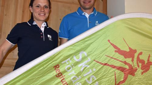 Muriel Hüberli, Leiterin der sportklasse.ch, und Gerhard Hauser, Präsident des Skisport Fördervereins der Nationalpark Region, setzen sich weiterhin für den Unterengadiner Sportnachwuchs ein (Foto: Nicolo Bass).