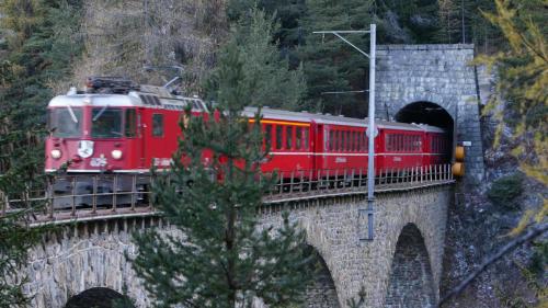 Dürant ils ultims ons es gnü renovà il tunnel da Tasna. Uossa seguan ils tunnels da Magnacun e da Giarsun (fotografia: Viafier retica).