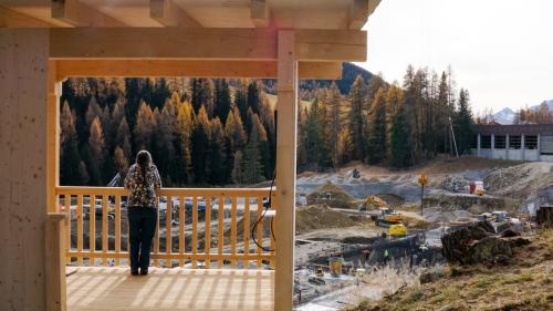 Von der frei zugänglichen Besucherplattform mit integrierten Informationen präsentiert sich dem Besucher das ganze Ausmass der 70-Millionen-Franken Grossbaustelle der ARA Oberengadin bei S-chanf. Foto: Jon Duschletta