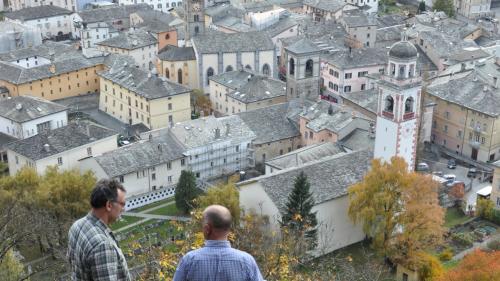  Der Sentiero Panoramico bietet einen spektakulären Blick auf Poschiavo und sein Dorfzentrum. Foto: Marie-Claire Jur