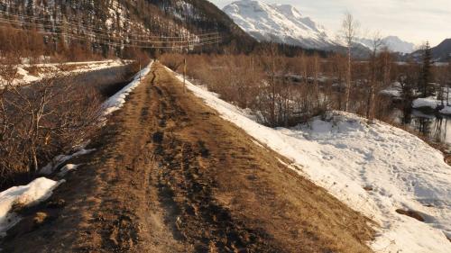 Wird bald abgetragen: Inndamm zwischen Isellas-Brücke und Einlauf Beverin