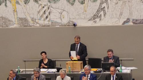 Standespräsident Martin Aebli (stehend) während der Sessionseröffnung. Foto: Jon Duschletta