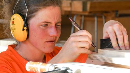 Lernende der Region Südbünden wie Claudia Gerber bewiesen während den Sektionsmeisterschaften des VSSM Graubünden in Samedan und Bonaduz ein gutes Schreinerauge und viel handwerkliches Geschick. Foto: Jon Duschletta