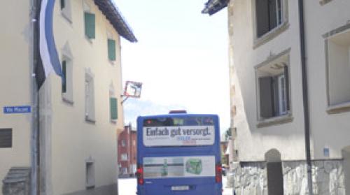 Der Bus fährt weiter durchs Dorfzentrum