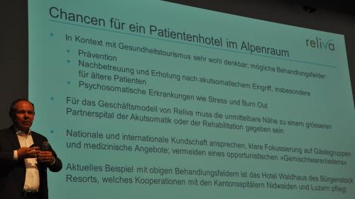 Christoph Glutz erläutert das Modell des Patientenhotels