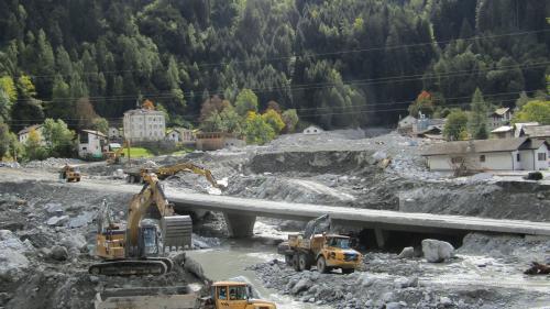 Der Stand der Arbeiten am Sonntag gegen Mittag: die Bondasca läuft wieder unter der Brücke, die über eine weite Stecke frei ist. Foto: Katharina von Salis