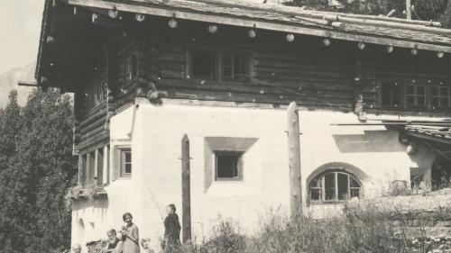 In diesem Blockhaus (hier kurz nach dessen Fertigstellung) in St.Moritz verbrachte Mili Weber insgesamt 60 Jahre ihres Lebens. Nach dem Tod ihres Bruders Emil 1949 lebte sie hier 30 Jahre alleine in einer künstlerischen Traumwelt und in unmittelbarer Nähe