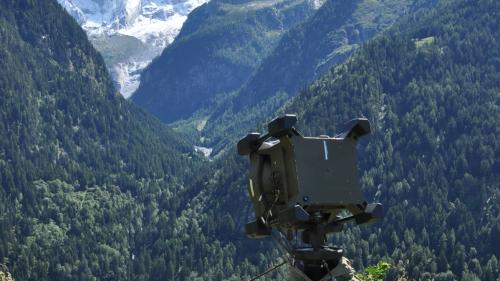 Mit Richtfunkgeräten der Schweizer Armee wird die Kommunikation im Krisengebiet sichergestellt. Foto: Marie-Claire Jur