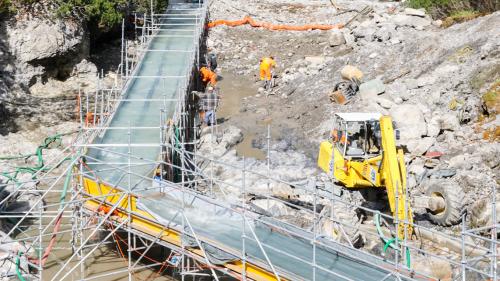 Das PCB-kontaminierte Sediment wird im Tosbecken bis auf den Felsuntergrund abgetragen und vor Ort behandelt. Derweil fliesst das Restwasser über eine Notbrücke. Foto: Jon Duschletta