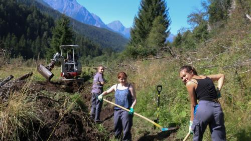 Bundant 50 giarsuns da l’Eroport Turich han passantà insembel cun lur instructers ün’eivna da lavur cumüna in Engiadina Bassa (fotografia: mad).