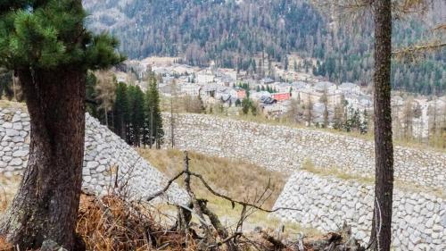 Seit 2003 schützt der riesige Giandains-Schutzdamm die Gemeinde Pontresina vor Lawinen und Murgängen. Der präventive Bau des Schutzdamms trug der Gemeinde Pontresina den Titel «Pionierin im Umgang mit Permafrost» ein. Archivfoto: Jon Duschletta