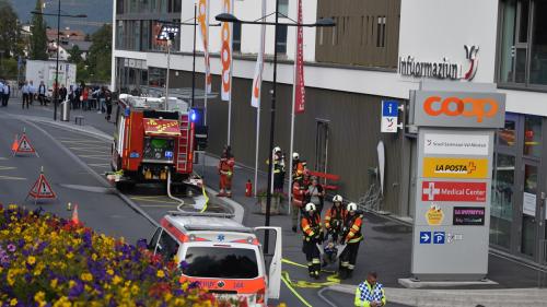 Dürant la prouva d’alarm a Scuol es il Coop gnü evacuà (fotografia: Nicolo Bass).