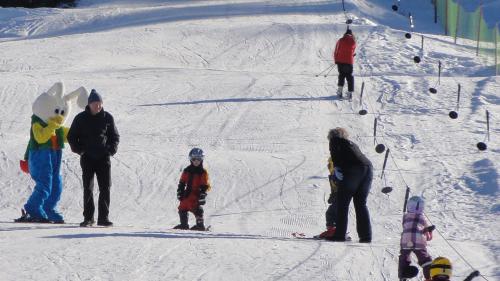 Grazcha al runal pitschen pon ils uffants a Tarasp cuntinuar ad imprender ad ir culs skis, eir scha’l runal grond nun es plü (fotografia: Benedict Stecher).