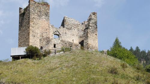 Las lavuors da la quart’etappa per mantgnair la ruina Tschanüff a Ramosch cuntinuan dal 2018 (fotografia: Georg Luzzi).