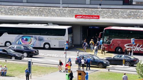 Auf der Höhe Bahnhof kreuzt in St. Moritz ein gefährlicher Fussgängerübergang die Hauptstrasse. Wo einst eine Überführung stand, müssen die vom Bahnhof herkommenden Fussgänger und auch die Busreisenden die Strasse auf besagten Fussgängerstreifen in Richtu