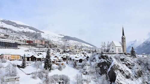 Il preventiv dal cumün da Scuol prevezza ün guadogn da bundant ün mez milliun francs (fotografia: Muriel Wolfisberg).