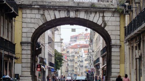 Verlassen Gastarbeiter, beispielsweise die Portugiesen als grösste ausländische Bevölkerungsgruppe, wegen der Aufhebung des Bankgeheimnisses die Schweiz und kehren in ihre Heimat zurück? Im Engadin gibt es noch keine Hinweise darauf. Im Bild eine Strassen