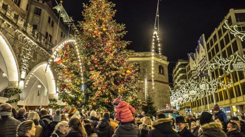 Viele Lichter  beim Badrutt's Palace. Foto: Daniel Zaugg