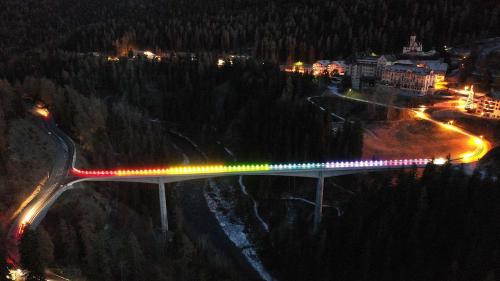 La punt tanter Scuol e Tarasp straglüscha daspö ün per dis illas culuors da l’arch San Martin (fotografia: Foto Taisch Scuol).