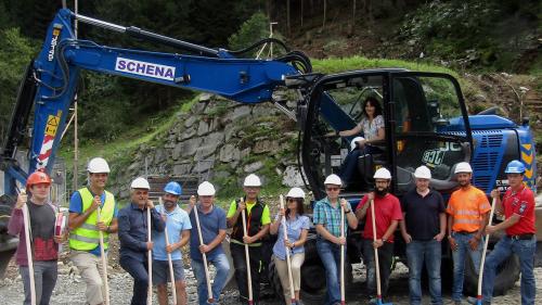 Die Gemeindepräsidentin, die Mitglieder des Gemeinderates sowie die Bauleitung eröffnen die Bauarbeiten mit dem symbolischen Spatenstich. Foto: Katharina von Salis