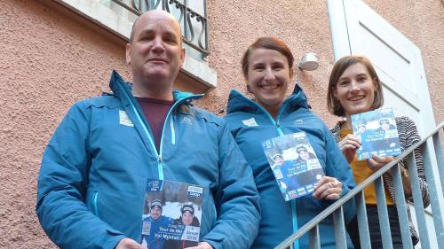 Guido Mittner, il president dal comitè d’organisaziun, Martina Stadler chi maina la destinaziun turistica cumünaivla e la pledadra da pressa Madeleine Papst, han orientà davart las preparaziuns pel Tour de Ski in Val Müstair (fotografia: Flurin Andry).