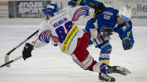 Marco Brenna (EHC St.Moritz) muss einiges einstecken. Foto: Daniel Zaugg