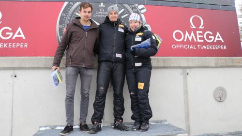 Basil Sieber (Mitte) wird Erster im Skeleton. Foto: z. Vfg