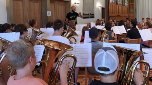 L’Orchester per giuvenils dal Grischun exercitescha pels duos concerts finals (fotografias: Annatina Filli).