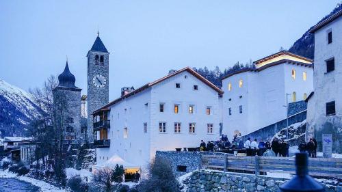 Das sichtbare Gebäudeensemble des Muzeum Susch. Der grösste Teil des neuen Museums für zeitgenössische Kunst verbirgt sich allerdings im Felsen dahinter. Foto: Jon Duschletta