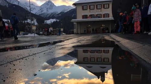 La staziun da Scuol a Silvester pro l’ultim tramunt dal sulai da l’on (Foto: Markus Enzler).