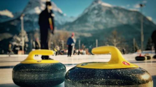 Dürant ün’eivna haja nom sül glatsch artificial da Trü a Scuol «bun crap» (fotografia: CC Scuol).