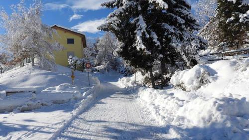 Davoman vegnan rumidas a Scuol las vias, giassas e sendas. In tuot il cumün as mantuna la naiv (fotografia: Annatina Filli).