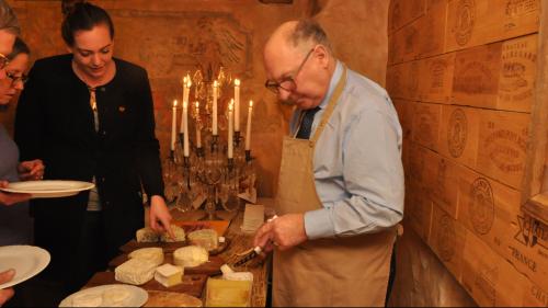 Maître Antony mit Hotelière Francesca Märky am Käsebuffet in der Cava Bar des Hotels Steffani