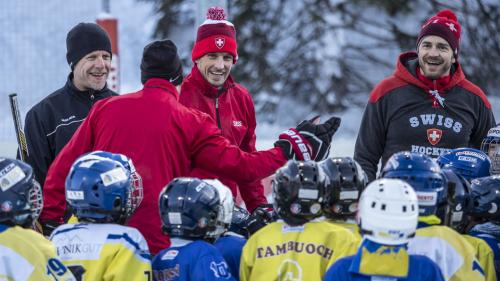 Reto Von Arx, Patrick Fischer und Raeto Raffainer beim Training mit den Kleinsten. Foto: Daniel Zaugg