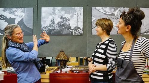 Die passionierte Fotografin Christine Hübner-Berlepsch (von links) im Gespräch mit Goldschmiedin Iris Hügel von der Butia d’Or in Samedan und ihrer Mitarbeiterin Helena Armaos. Foto: Jon Duschletta