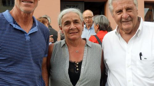 Jachen e Tina Puorger e Hubert Bezzola (da schnestra) han invidà a la vernissascha da l’exposiziun actuala illa Grotta da cultura a Sent (fotografias: Annatina Filli).