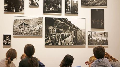 Pontresiner Drittklässler tauschen während des Workshops Gedanken und Meinungen über die Fotografien von Sylvan Müller aus. Foto: Laura Schiess