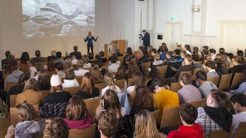 Die Fotografin und Umweltschützerin Dawna Mueller sprach am Montag im Rahmen des 1. Future Planet Forums am Lyceum Alpinum in Zuoz über menschliche Einflussfaktoren auf die Erdprozesse und deren Auswirkungen auf das Verschwinden von Landschaften wie Glets