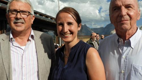 Christian Fanzun, Martina Stadler e Heinz Zürcher (da schnestra) han infuormà ils proprietaris da seguondas abitaziuns davart ledschas e müdamaints (fotografia: Annatina Filli).