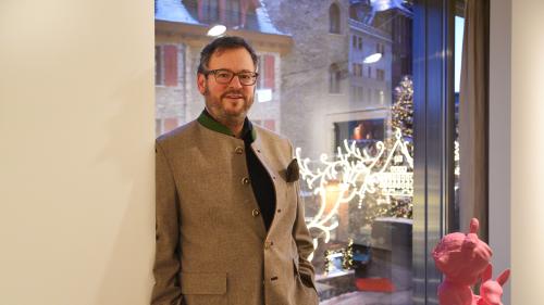 Kennt das Engadin seit seiner Kindheit: Iwan Wirth in seiner neuen Galerie gegenüber dem Badrutt's Palace Hotel.	Foto: Katharina Lütscher/Hauser & Wirth