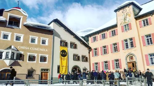 Rund 400 Personen verfolgten die Engadin Art Talks in der Zuozer Turnhalle.