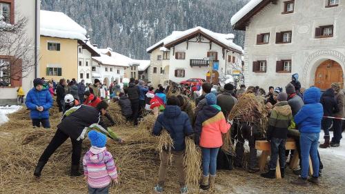 Sün Plaz a Scuol Sot regnaiva sonda ün grond travasch (fotografia: Benedict Stecher).